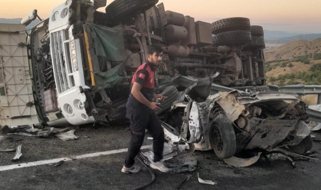 Bingöl’de kamyon ve otomobil çarpıştı: 3 yaralı