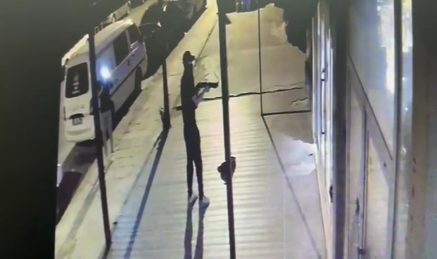 Biri ateş etti, diğeri cep telefonuyla görüntüledi!