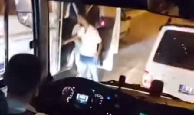 Boş olan trafikte yol için kavga ettiler!