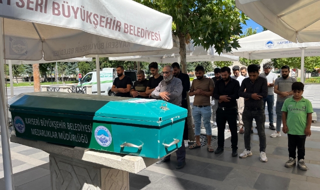 Boynuna salıncak ipi dolandı, hayatını kaybetti!