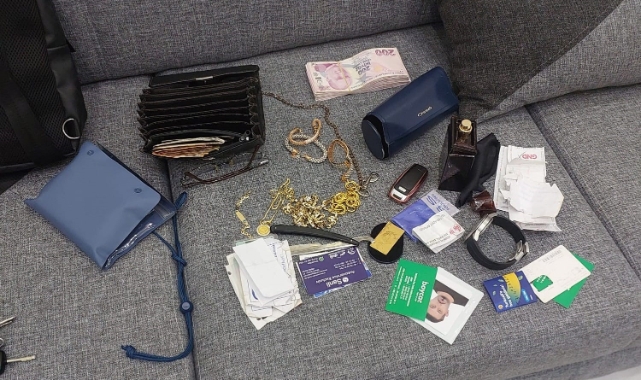 Bulduğu altın ve döviz dolu çantayı sahibine teslim etti