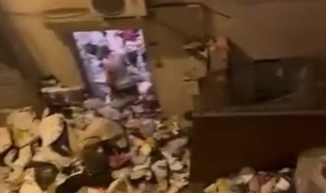 Bursa'da 3 katlı binadan 3 kamyon çöp çıkartıldı