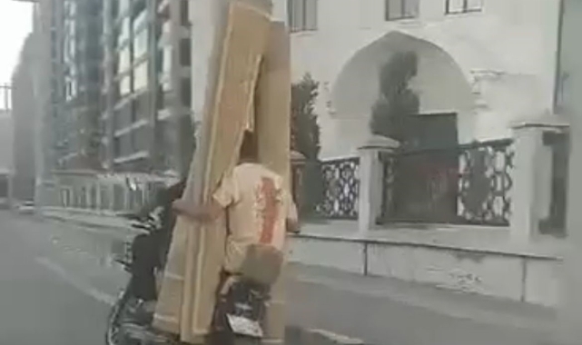 Bursa'da biri camdan kendini sarkıttı, biri motosiklette halı taşıdı