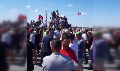 Bursa'da çiftçiler traktörleriyle otoyolu kapattı