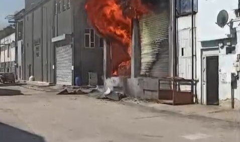 Bursa'da sünger deposu alev alev yandı!