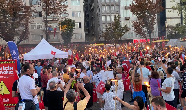 Bursa'da Zafer Bayramı coşkusu fener alayıyla taçlandı!