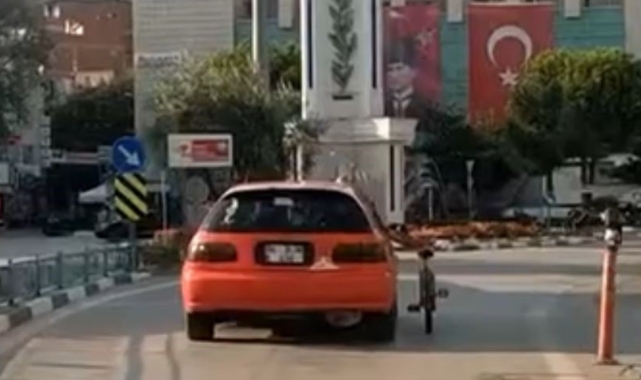 Bursa'dan ilginç görüntüler! Camdan sarkarak bisikleti kontrol etti