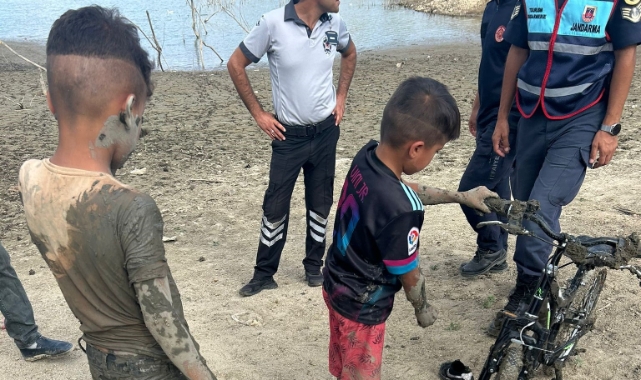 Çamura saplanan 2 çocuğu itfaiye kurtardı