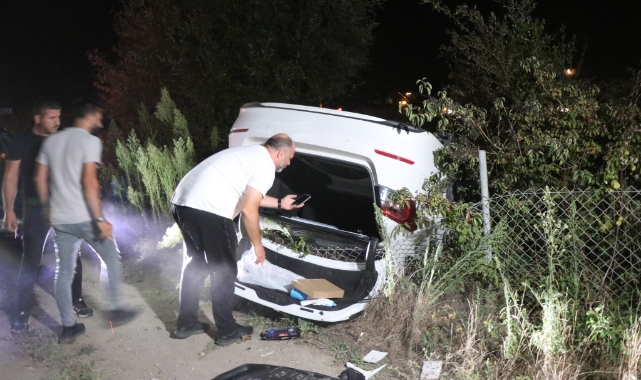 Çarpışan otomobillerden biri takla atarak kanala devrildi: 2 yaralı