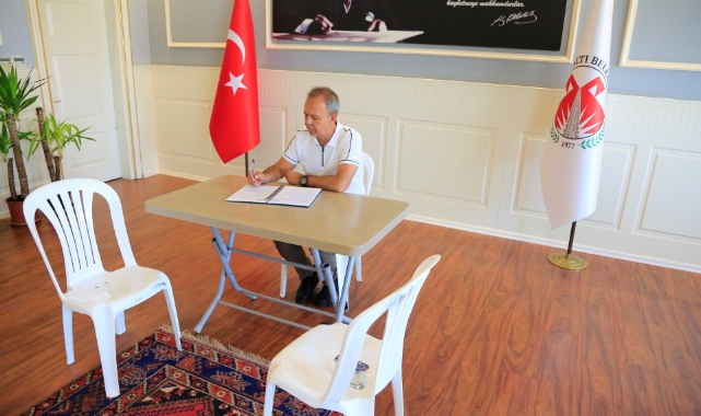 CHP'li başkan plastik masada görevine devam ediyor