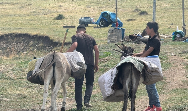 Çocukların eşekle su taşıma çilesi