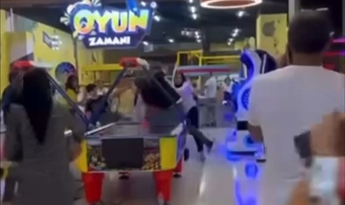 Çocuklarını parka götüren aileler birbirine girdi
