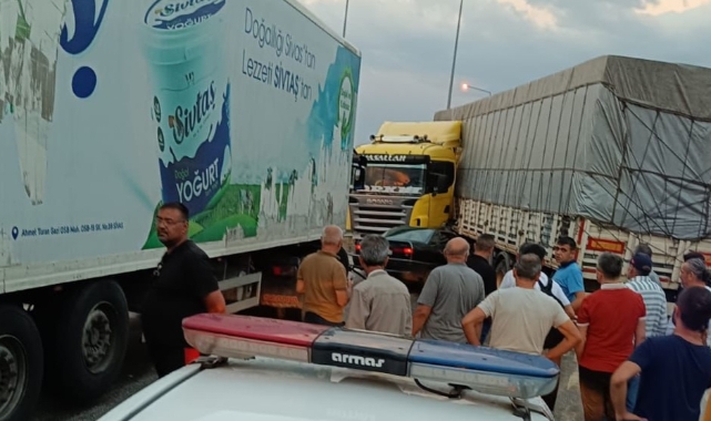 Çorum'da otomobil, TIR'a çarptı: 4 yaralı