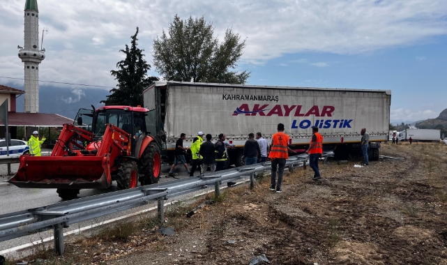 D100'de makaslayan TIR kazaya sebep oldu