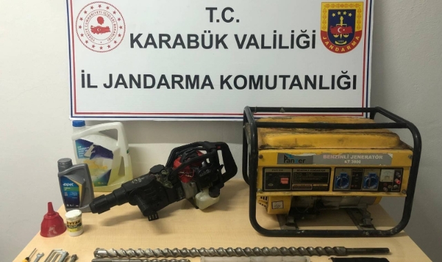 Defineciler suçüstü yakalandı