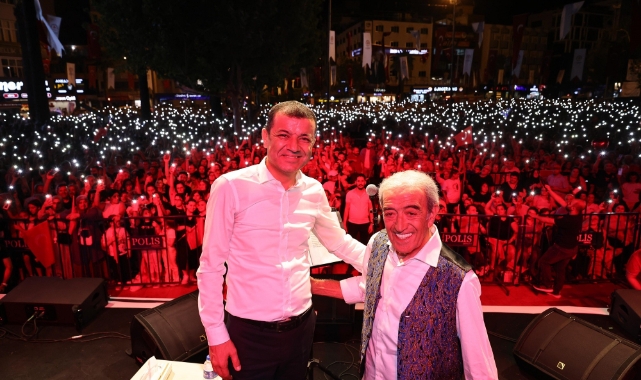 Denizli'de Zafer Bayramı coşkusu Edip Akbayram ile yaşandı