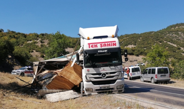 Direksiyon hakimiyetini kaybeden TIR devrildi!