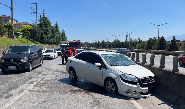 Direksiyon hakimiyetini kaybetti refüje çarptı!