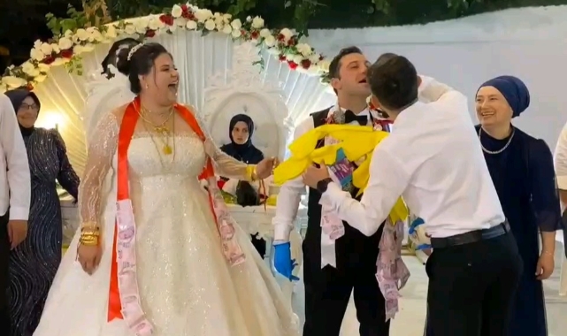 Düğünde takının bu kadarı pes dedirtti!