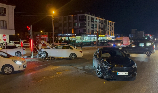 Düzce’de ışıklı kavşakta 2 araç çarpıştı: 4 yaralı