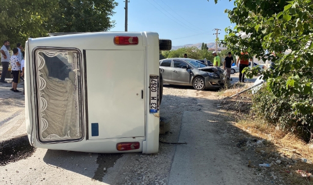 Elazığ'da otomobille çarpışan minibüs yan yattı
