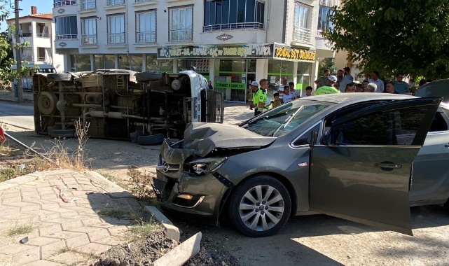 Elazığ’da otomobille çarpışan minibüs yan yattı!