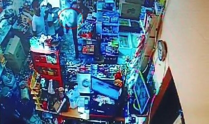 Eline geçirdiği tüpü bakkal çalışanına fırlattı!