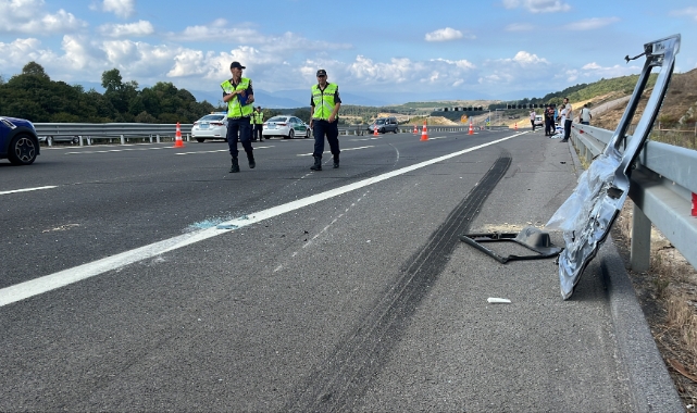 Feci kaza: Aracın kapısı kopunca yolcu yola düştü!