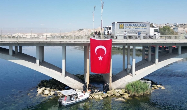 Fırat Nehri'nde dev Türk bayrağı gösterisi