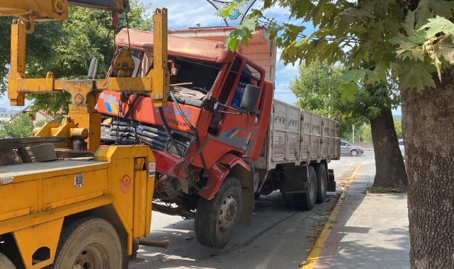 Freni boşalan kamyon dehşet saçtı!
