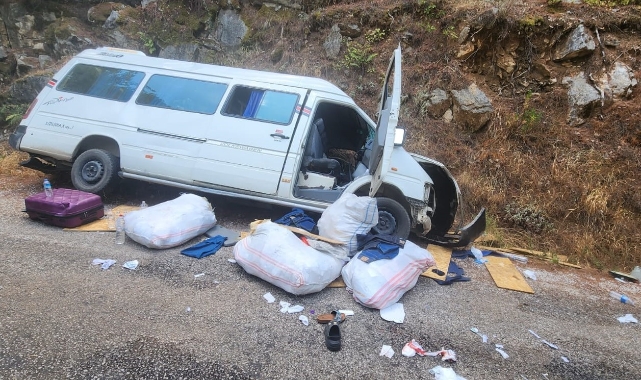 Freni boşalan minibüs kayaya çarpıp devrildi!