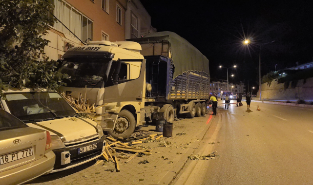 Freni boşalan TIR dehşet saçtı!