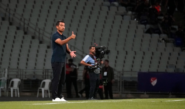 Giovanni van Bronckhorst, 7. kupasını Beşiktaş’ta kazandı