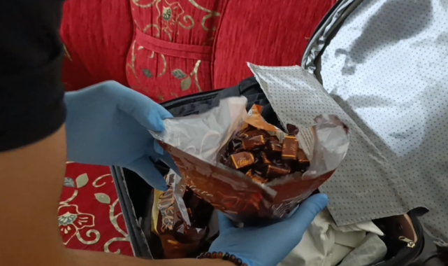 Gurbetçinin çikolata paketlerinden bakın ne çıktı!