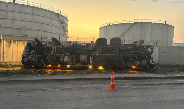 Hatay'da beton pompası taşıyan TIR devrildi