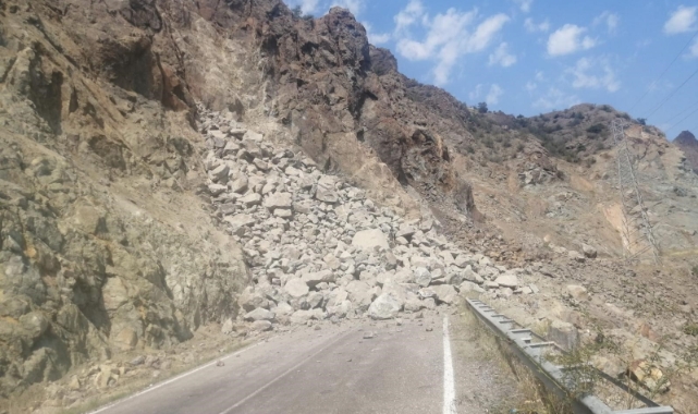 Heyelan nedeniyle o yol kapandı!