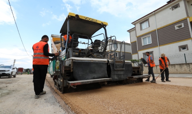 İnegöl'de tretuvar ve yol kaplama çalışmaları sürüyor