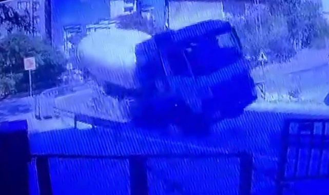 İstanbul'da beton mikseri devrildi!