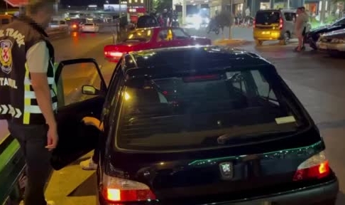İstanbul’da değnekçilik yapan şahıs denetimde yakayı ele verdi