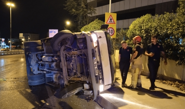 İstanbul'da sebze yüklü kamyon devrildi! 2 yaralı