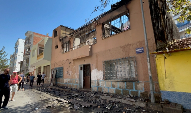 İzmir’de bir ev cayır cayır yandı