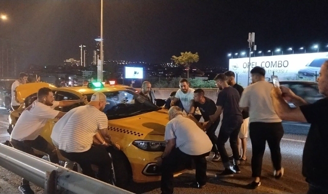 Kadıköy'de makas atan otomobil ticari taksiye çarptı: 1 yaralı