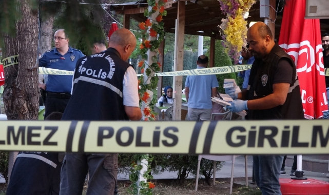 Kafede otururken silahlı saldırıya uğradılar!