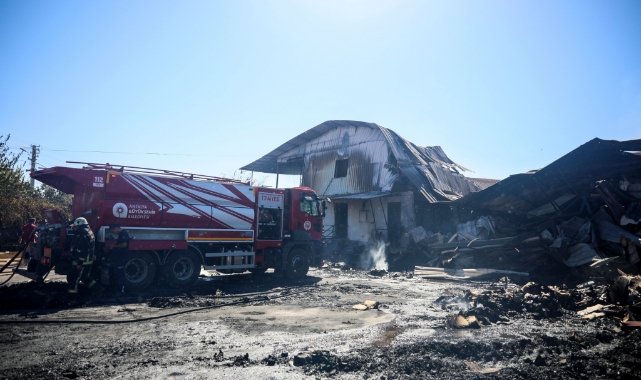 Kağıt fabrikası küle döndü