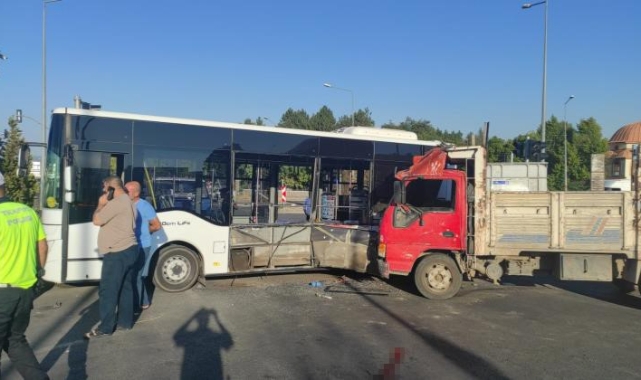 Kamyon ile halk otobüsü çarpıştı: 6 yaralı