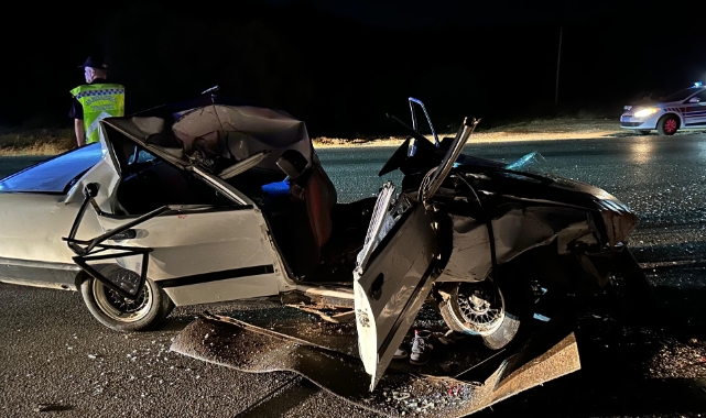 Kamyona çarpan Tofaş otomobilin çatısı uçtu: 3 ağır yaralı