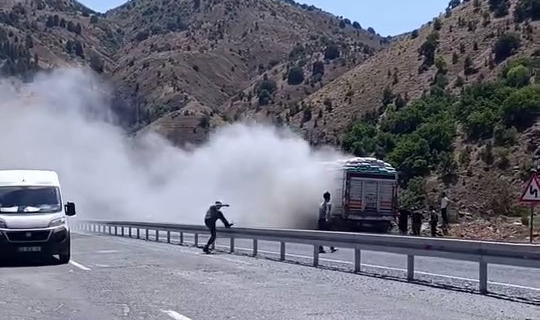 Kamyondan yükselen dumanlar paniğe neden oldu