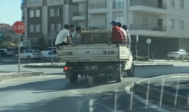 Kamyonet kasasında 6 kişinin tehlikeli yolculuğu