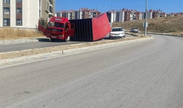 Kamyonun dorsesi devrildi!