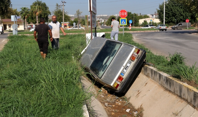 Kanala uçan otomobilden burunları kanamadan çıktılar